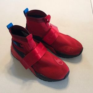 Youth champion tennis shoes